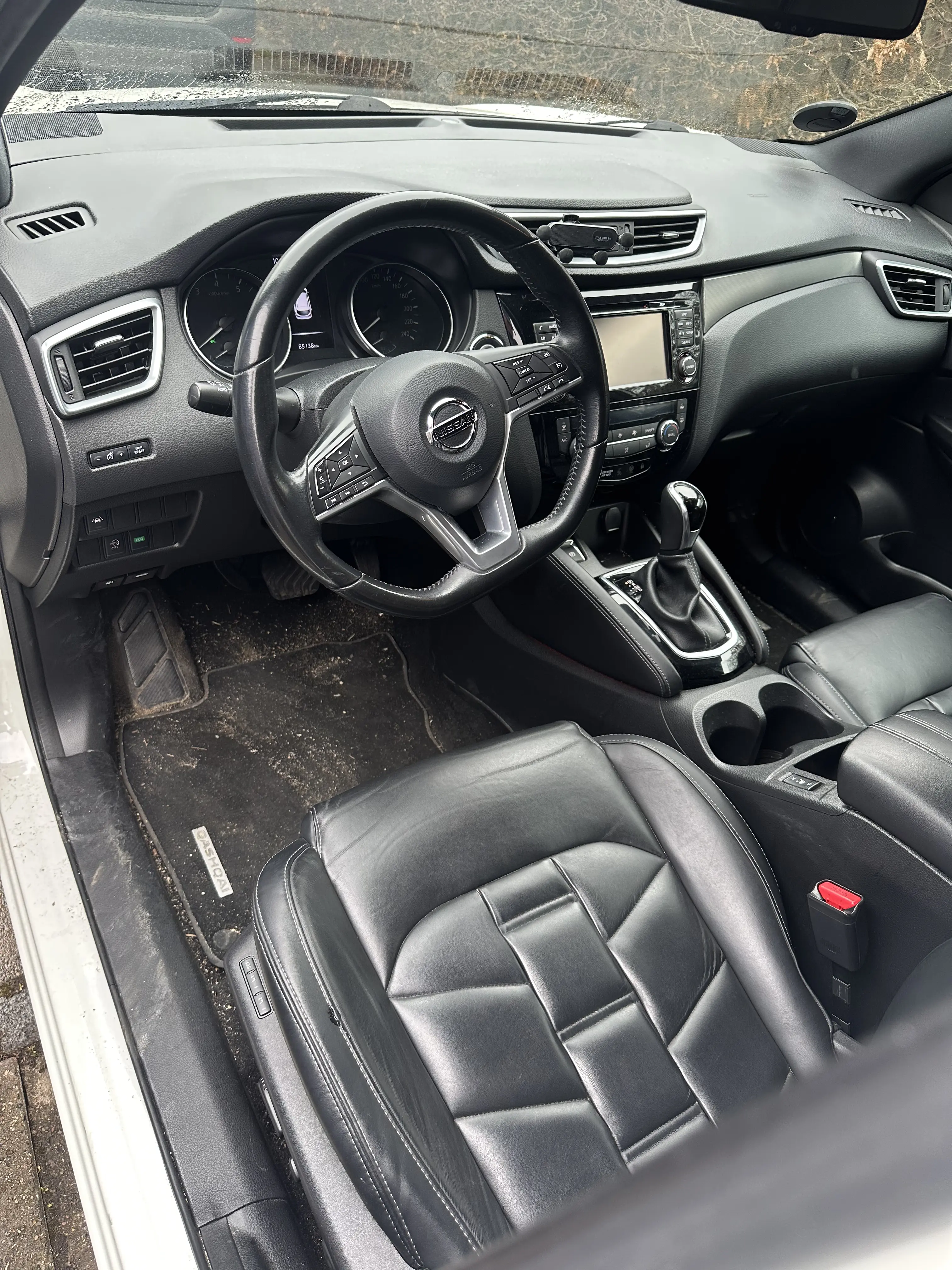 Se hvordan denne nissan så ud indvendigt før komplet klargøring af bil. Sjælland, Herlev.