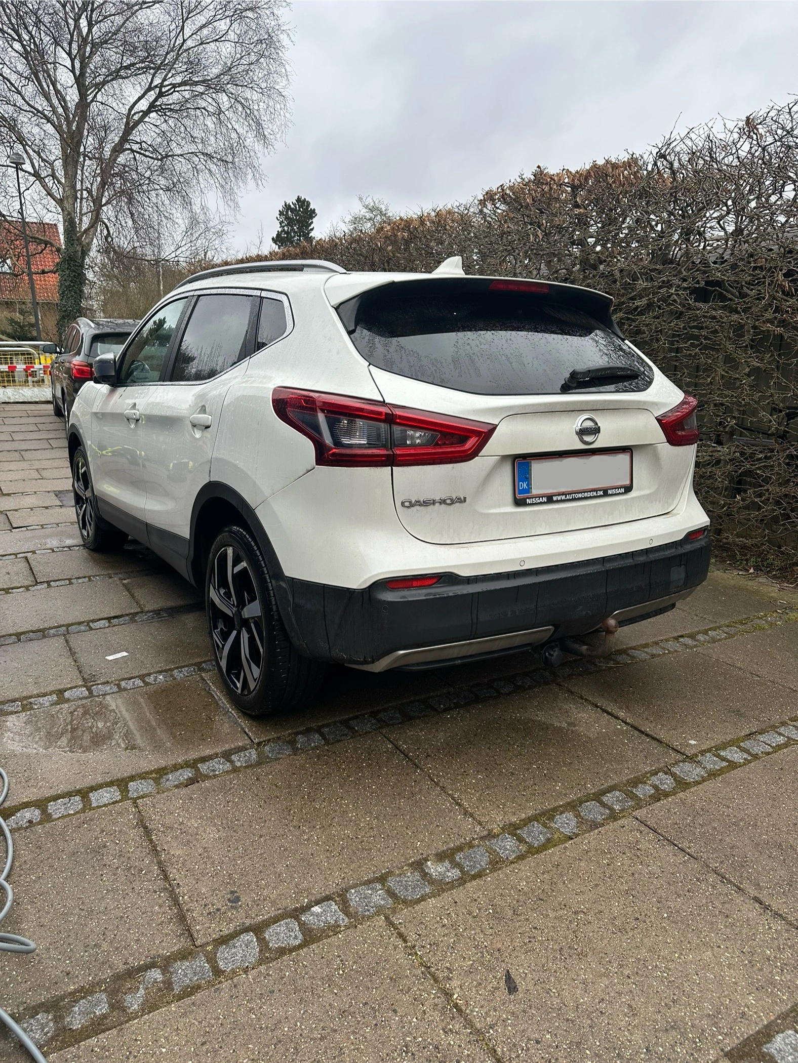 Se hvordan denne nissan så ud udvendigt før komplet klargøring af bil. Sjælland, Herlev.