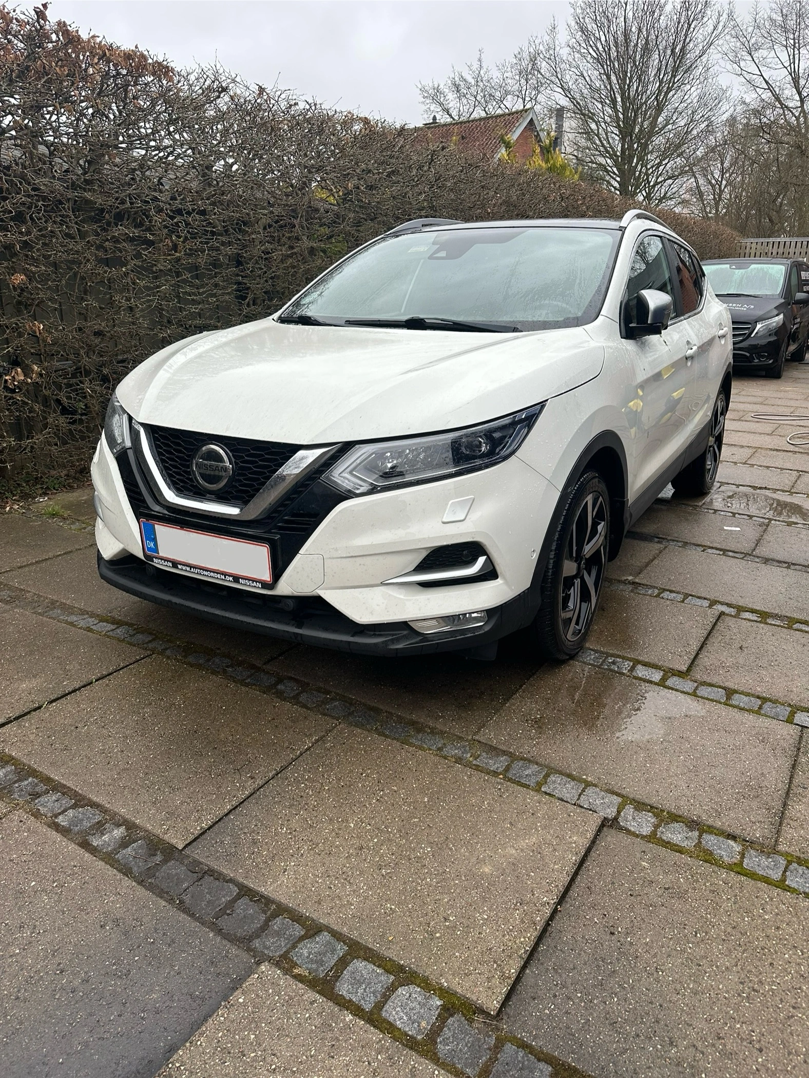 Se hvordan denne nissan så ud udvendigt før komplet klargøring af bil. Sjælland, Herlev.