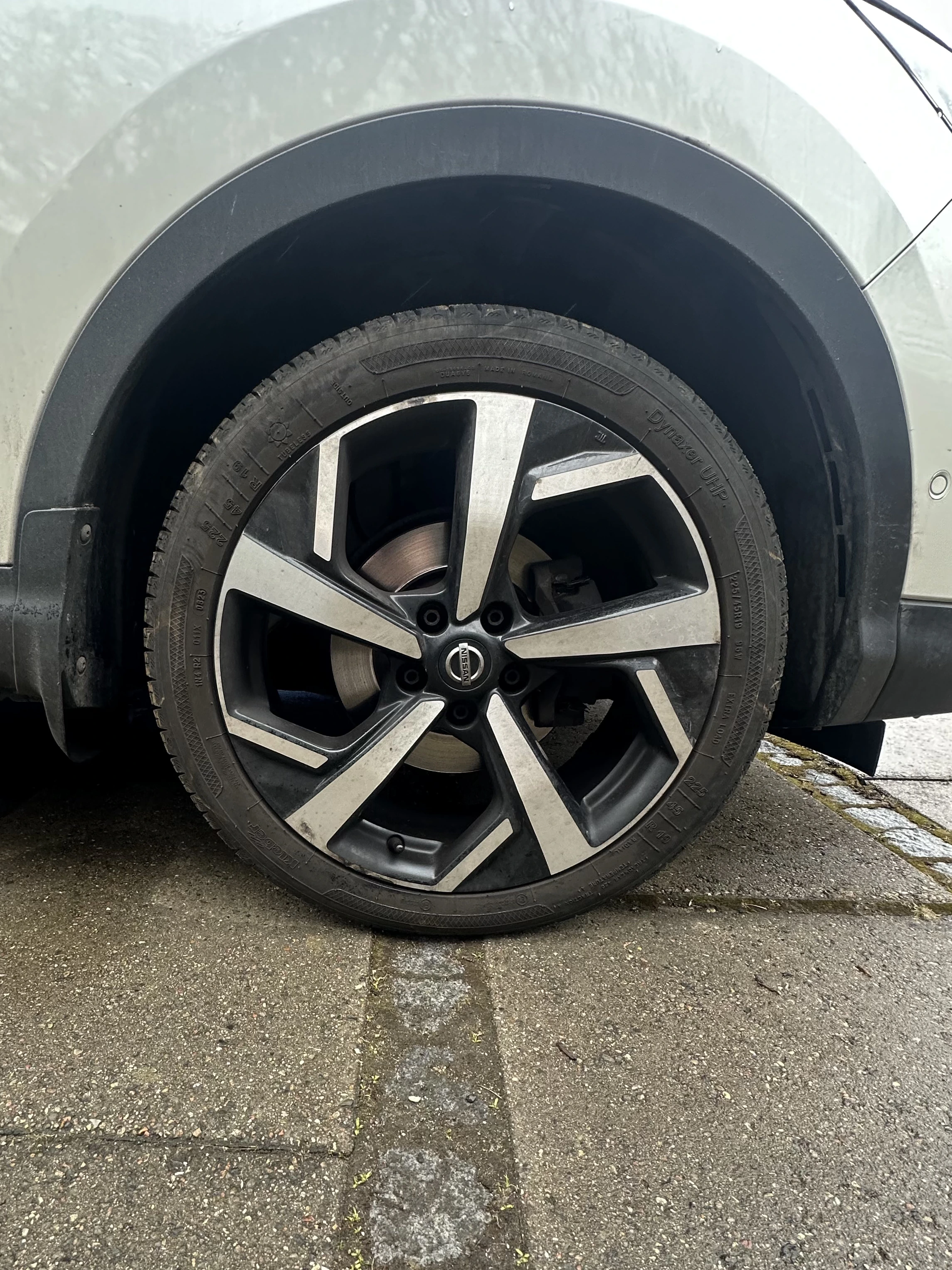 Se hvordan denne nissans dæk og fælge så ud før komplet klargøring af bil. Sjælland, Herlev.